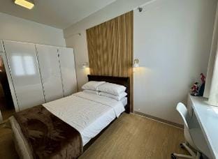 Japandi Zen: Victoria's Secret Haven Apartment in Region of Manila
