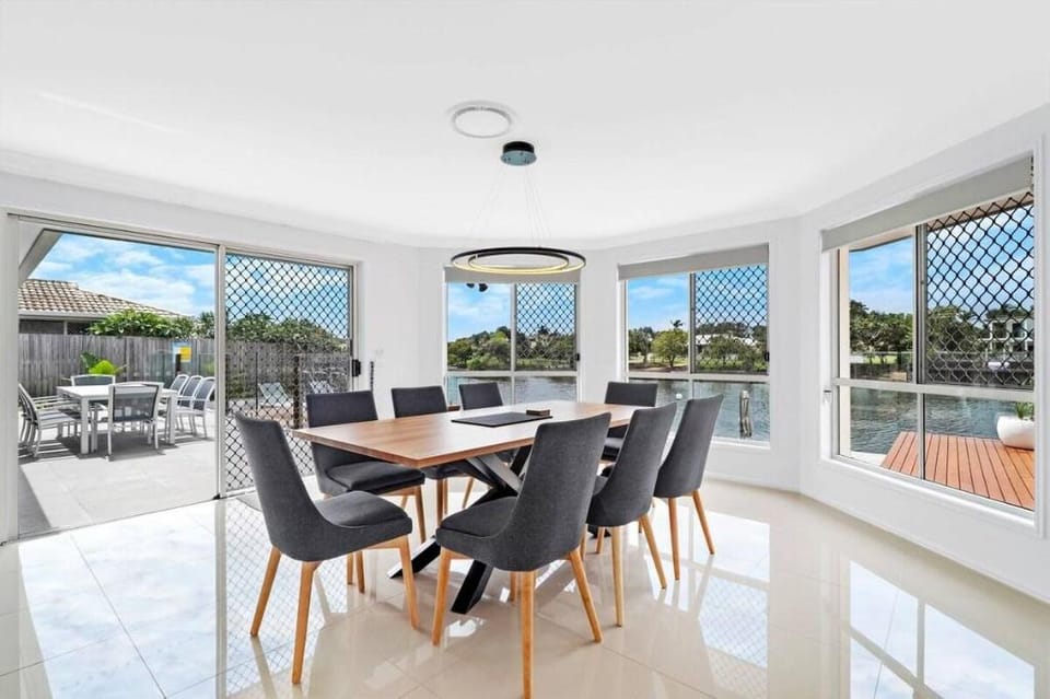 Breathtaking, Modern 4BR Oasis Vacation rental in Currimundi