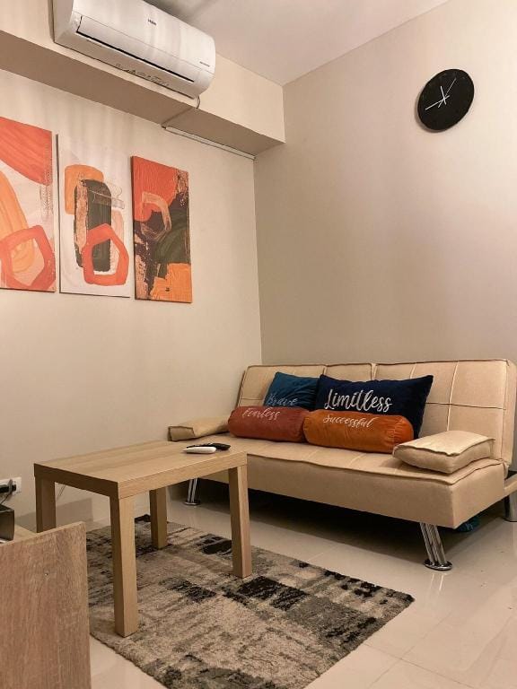 queensized bed/sofabed/kitchen/smart tv/pool/gym Apartment in Manila City