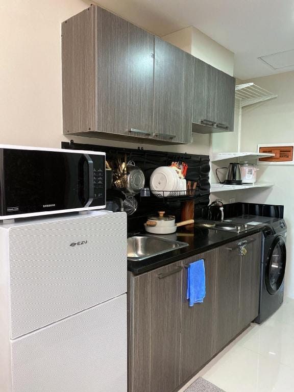 queensized bed/sofabed/kitchen/smart tv/pool/gym Apartment in Manila City