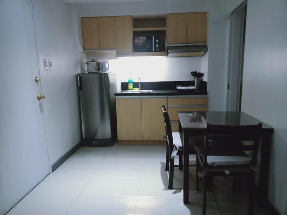 Pool View 2BR unit Forbes BGC Area!  Apartment in Makati