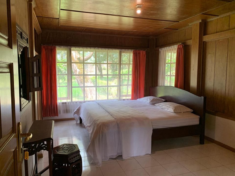 Villa Kayu Puncak by Henny Ariastoeti Villa in Cisarua