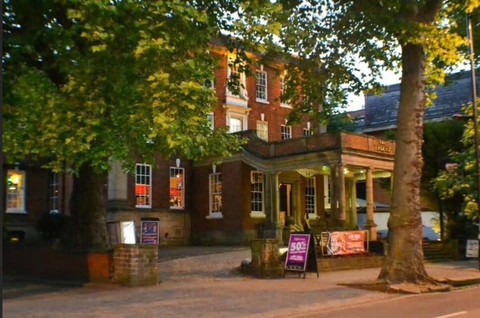 City Centre | King Bed | Self Check-In | Parking Apartment in Derby