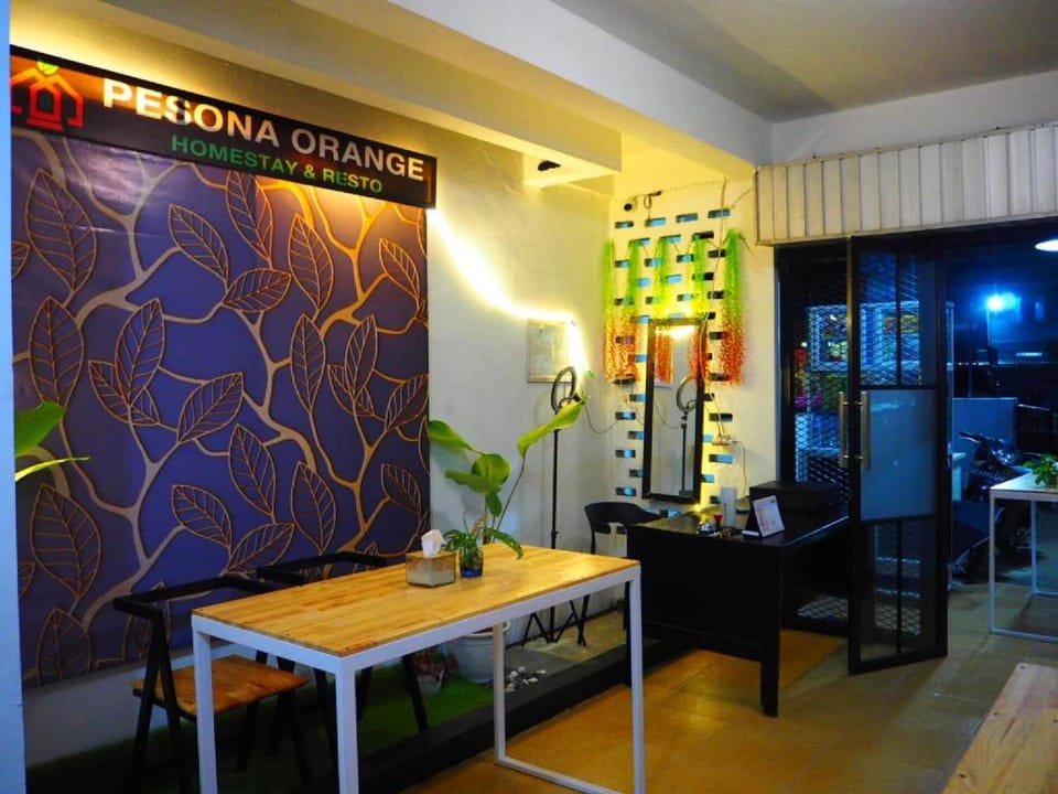 OYO 93311 Pesona Orange Homestay Hotel in Padang