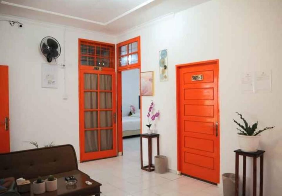 OYO 93311 Pesona Orange Homestay Hotel in Padang