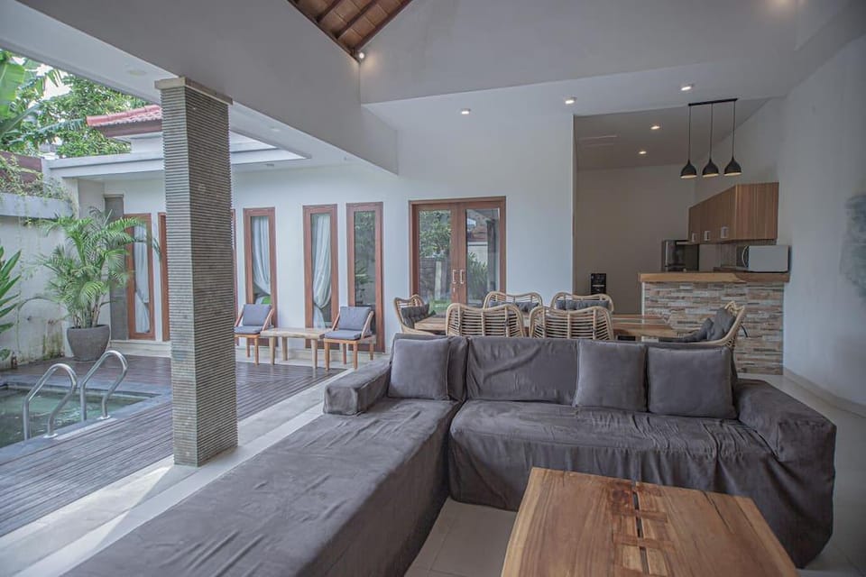 Villa Paradise Seminyak - 3 Bedroom Villa in Kuta