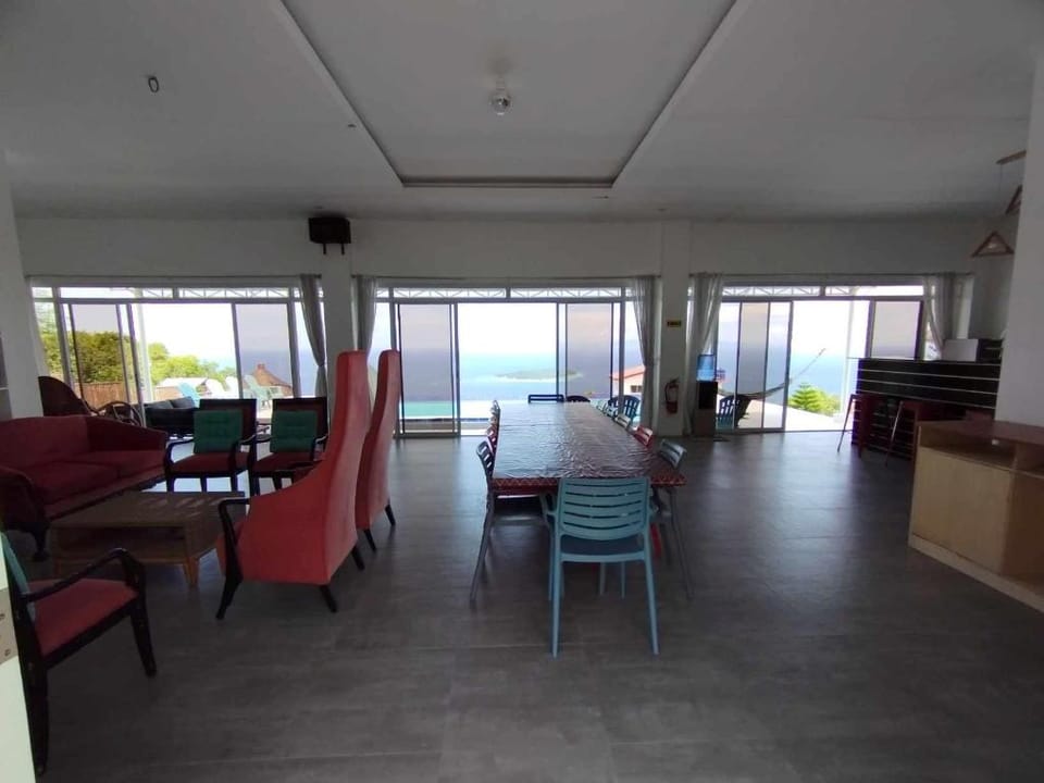 SCIA Hills 10 to 15pax
WiFiNetflixHBOVideokePool Vacation rental in Oslob