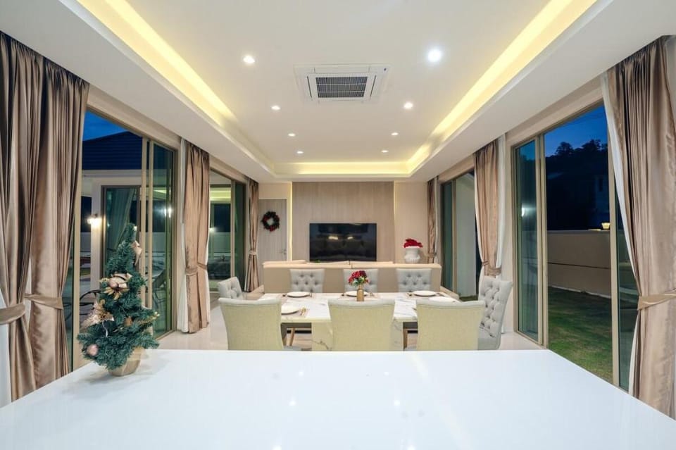 Prime Twilight 4-Bedroom Pool Villa with Mountains Villa in Nong Kae