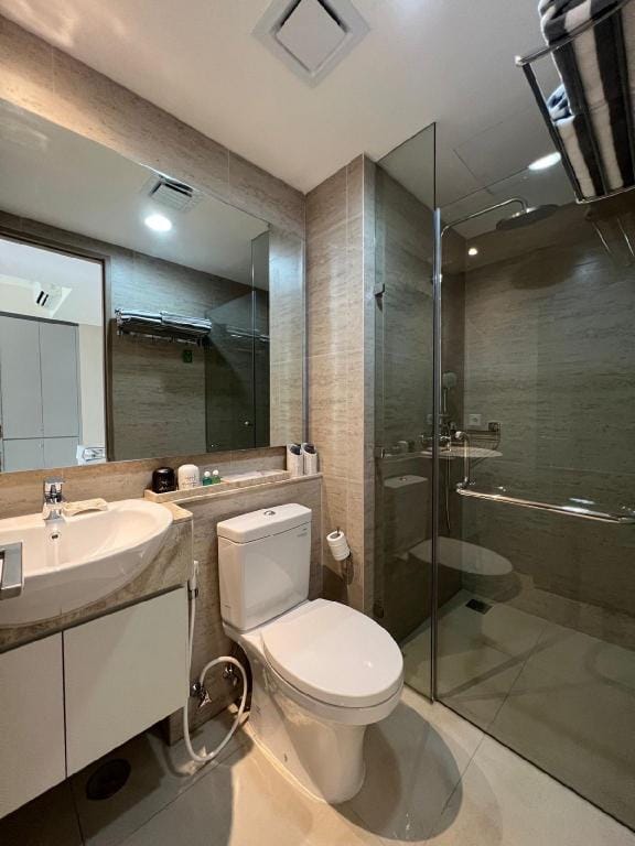 Elegant Mangrove Haven. Luxe 1BR at Gold Coast PIK Apartment in Jakarta