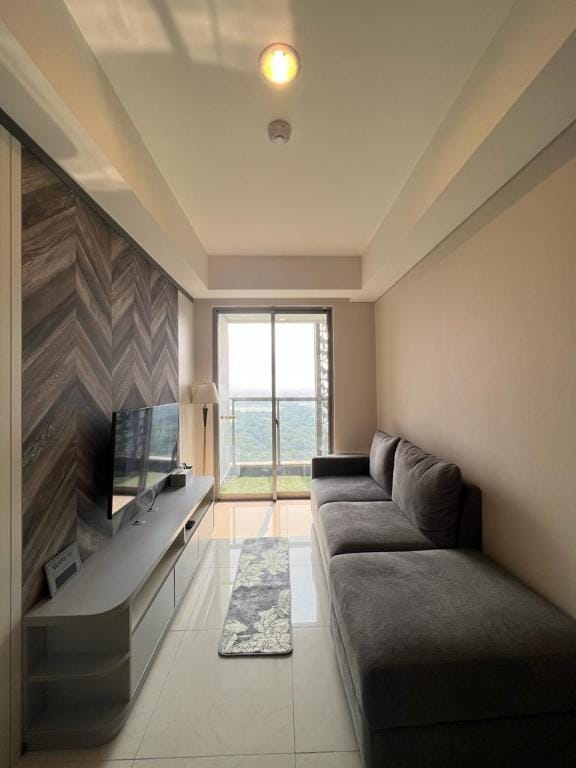 Elegant Mangrove Haven. Luxe 1BR at Gold Coast PIK Apartment in Jakarta