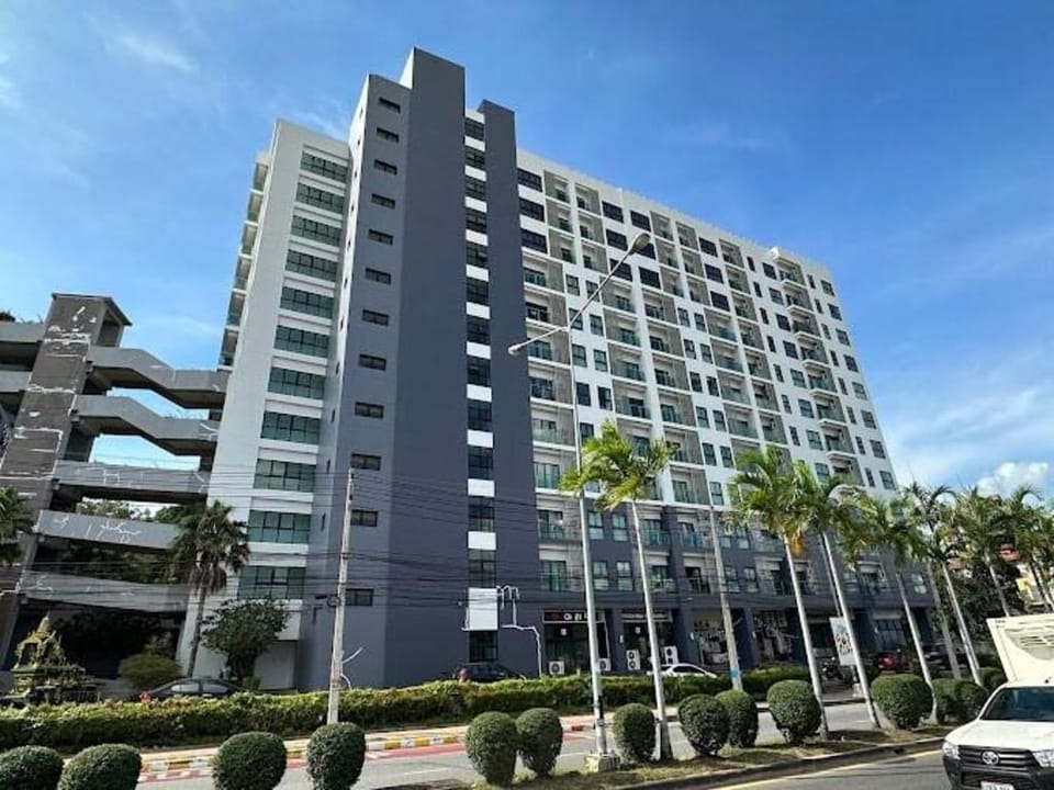 Phra Tamnak Hill Apartments Apartment in Pattaya City