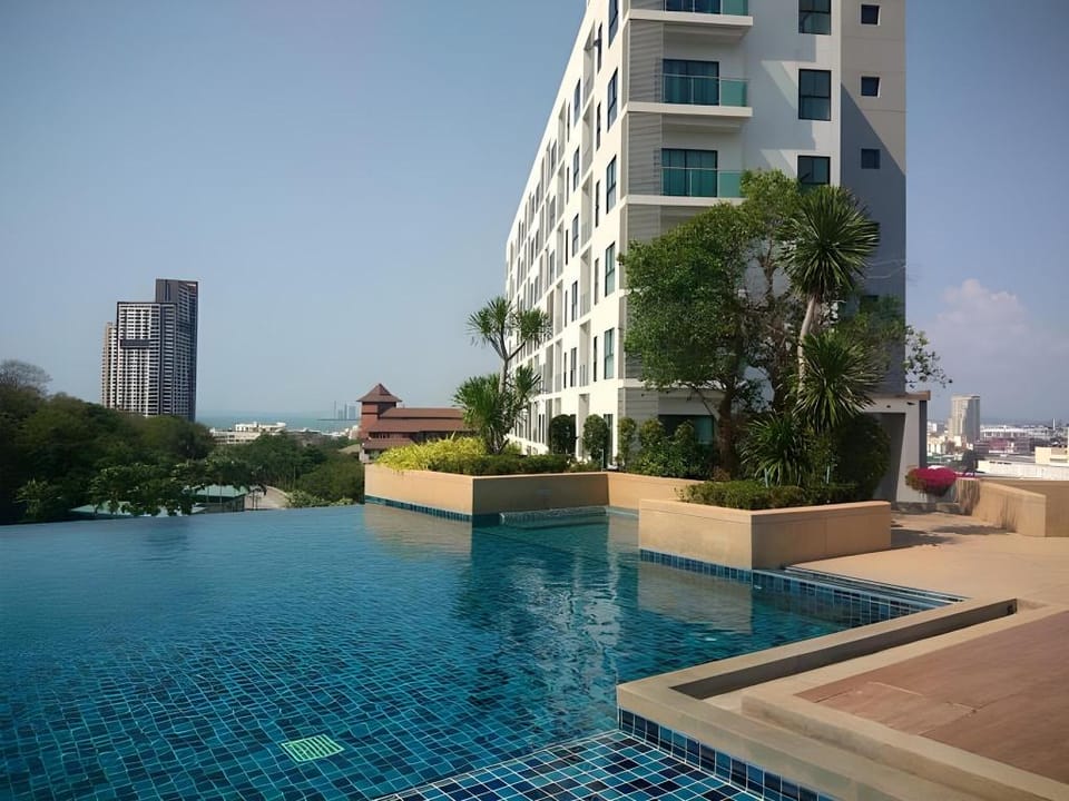 Phra Tamnak Hill Apartments Apartment in Pattaya City