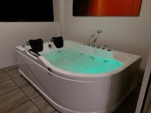 Private Luxury Hot Tub Suite 2 near Alona! Netflix Apartment in Panglao