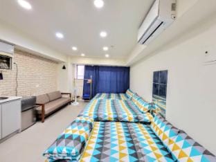 Ximending (Emei 61) elevator, 2 minutes to the MRT Apartment in Taipei City