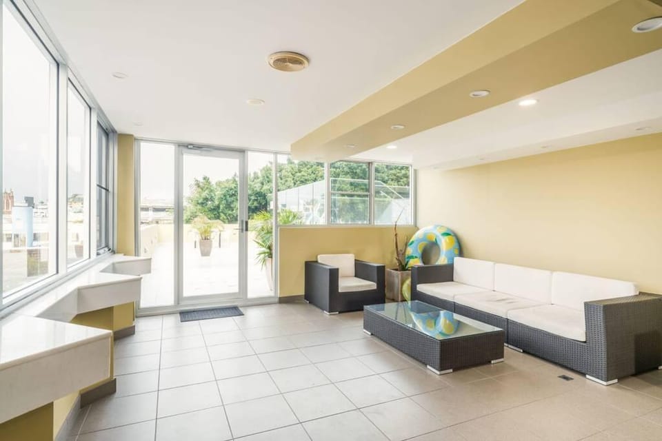 Bright, Modern 1BR Studio w/ Pool & Gym Vacation rental in Manly