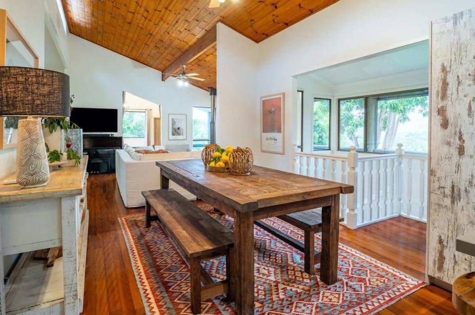 Currumbin Valley - 5BR Hideaway w/ Mountain Views Vacation rental in Tallebudgera
