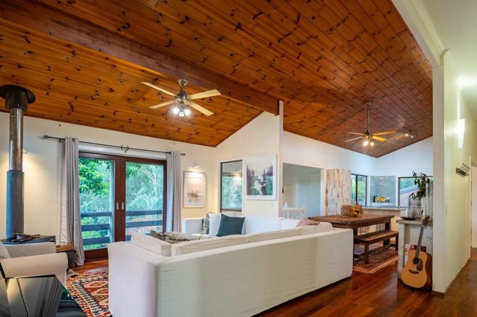 Currumbin Valley - 5BR Hideaway w/ Mountain Views Vacation rental in Tallebudgera