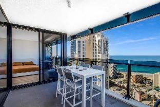 Circle On Caville 33rd Floor Apartment Ocean Views Apartment in Surfers Paradise
