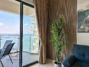 D'Sunset Suite【Ultimate Seaview & HD Projector】12B Apartment in Johor Bahru