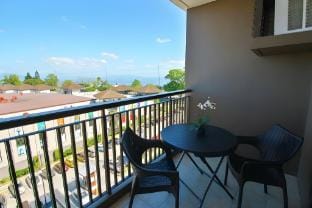 Balcony Bliss: Studio w/Lake Scenery in Tagaytay Apartment in Tagaytay