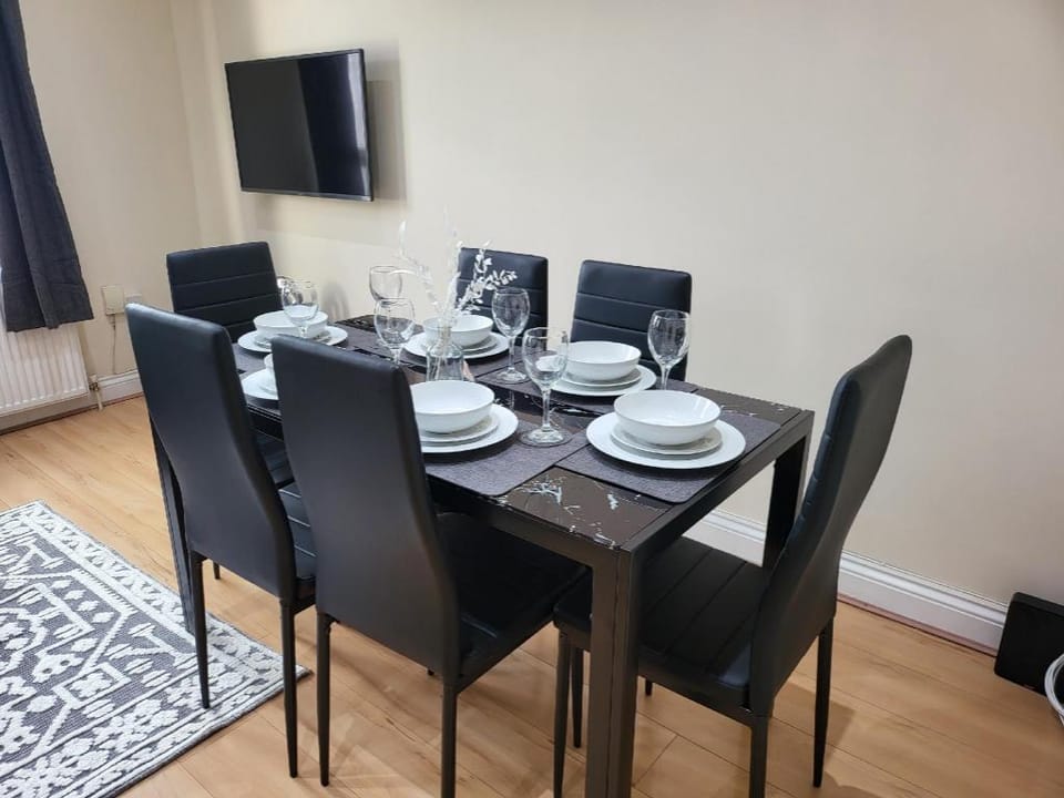 Tooting Bec Central Apartment by London Tube Apartment in London