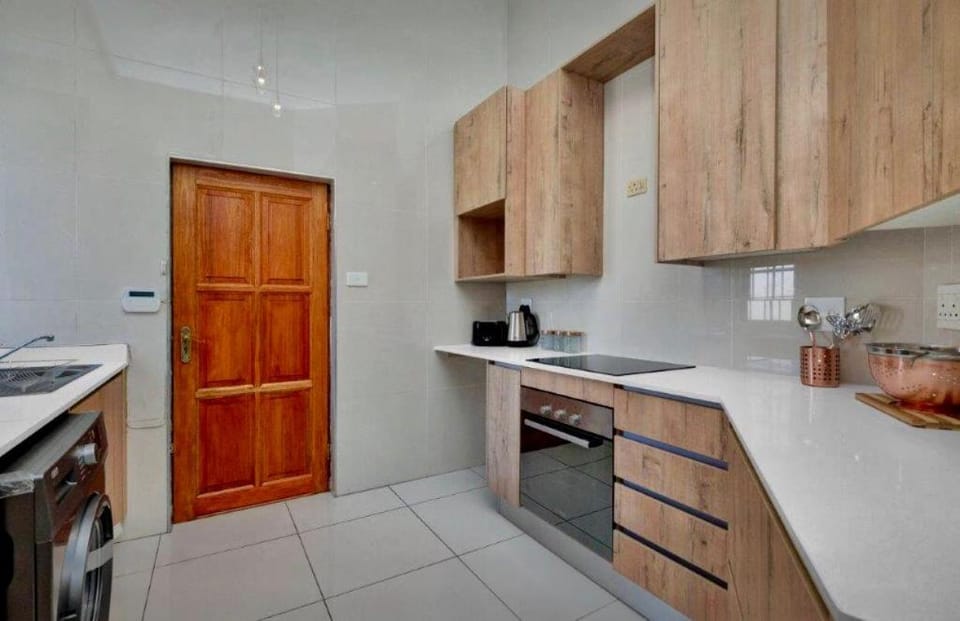 Modern & Spacious 4 Bed, Home in Heart of Sandton! Vacation rental in Sandton