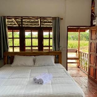Baan Ponthoranee Resort(เรือนไม้เล็ก) Vacation rental in Laos