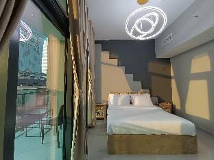 Brown Stone - Pool & City View Merano Apartment in Dubai