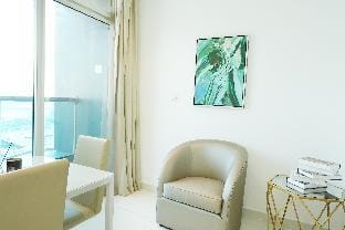 Brown Stone - Canal & Skyline View Voleo Apartment in Dubai