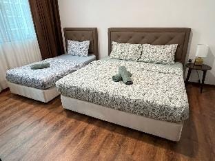 Home Abroad 3 @ Jazz Suites 3, Vivacity 7pax Apartment in Kuching