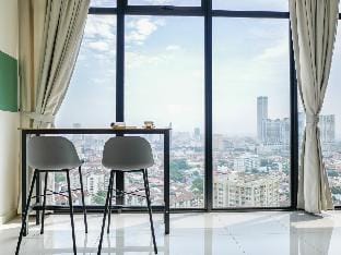 Vibez Space@Beacon Suite#Seaview#6pax#RoofTopPool Apartment in George Town