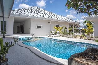 Six Bedroom Tropical Oasis with Pool & Jacuzzi V6 Villa in Pattaya City