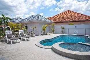 Six Bedroom Tropical Oasis with Pool & Jacuzzi V6 Villa in Pattaya City