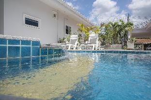 Six Bedroom Tropical Oasis with Pool & Jacuzzi V6 Villa in Pattaya City