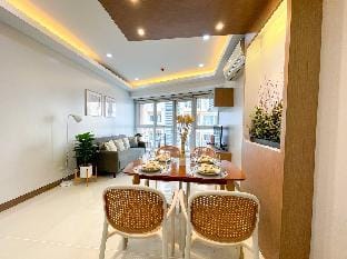 Elegant Escape for Big Group linked to Venice Mall Vacation rental in Makati