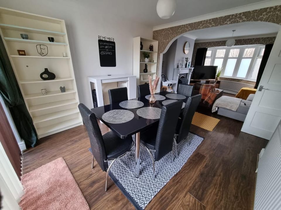 Elegant 3-Bed Manchester Haven with free Parking Vacation rental in England