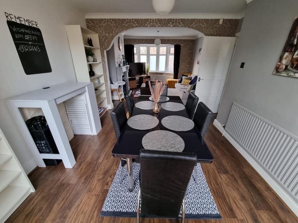 Elegant 3-Bed Manchester Haven with free Parking Vacation rental in England