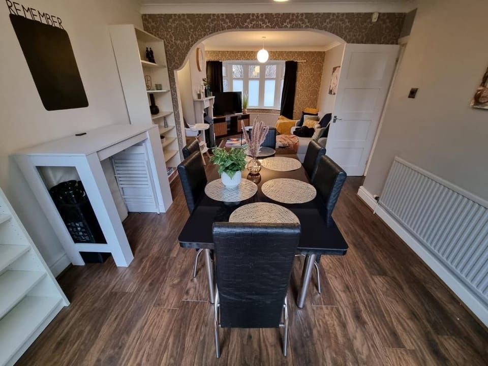 Elegant 3-Bed Manchester Haven with free Parking Vacation rental in England
