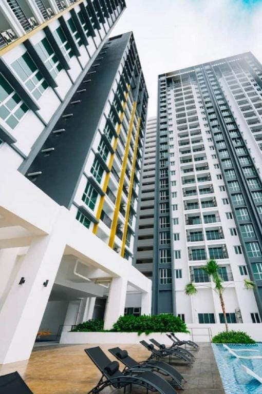 3BR Nice Pool View @Metropol Vacation rental in Penang