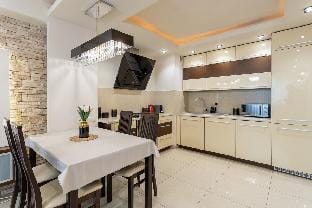 Golden Apartments - Top Location - Grzybowska 5 Apartment in Warsaw