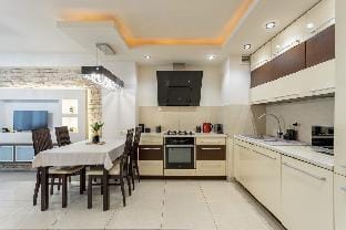 Golden Apartments - Top Location - Grzybowska 5 Apartment in Warsaw