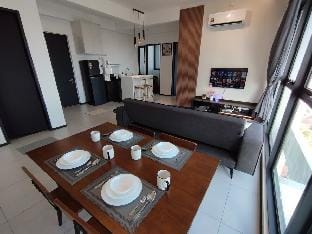 UrbanSuites#COWAY+Dryer+Wi-Fi+TVBox+POOL_3B2B_8pax Apartment in George Town