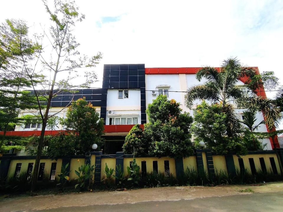 Hotel O Wisma Syariah Lahundape Hotel in Indonesia