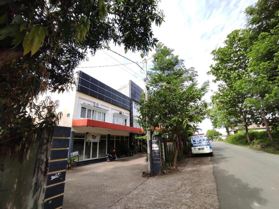 Hotel O Wisma Syariah Lahundape Hotel in Indonesia