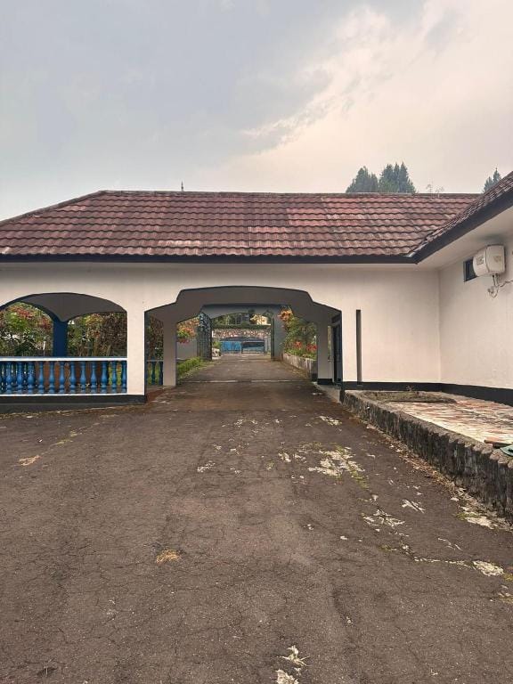 Capital O 93273 Rani Villa Hotel in Cisarua