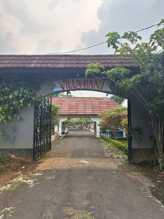 Capital O 93273 Rani Villa Hotel in Cisarua