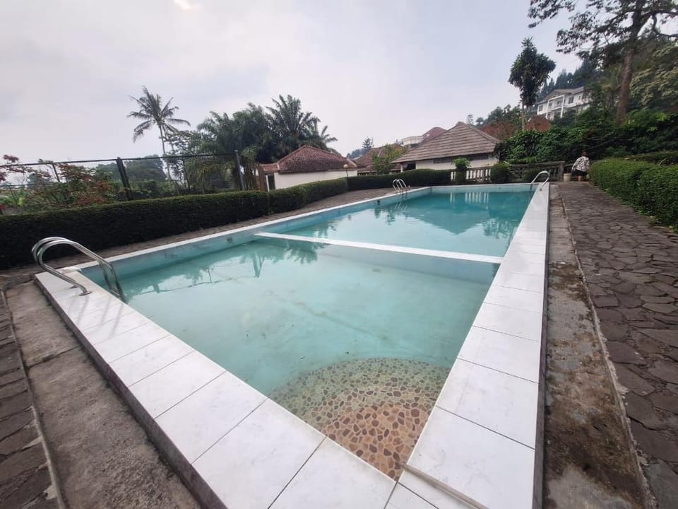 OYO 93280 Villa Efita Hotel in Cisarua