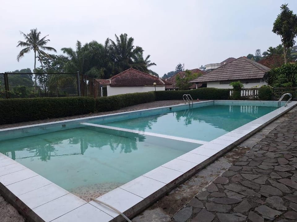 OYO 93280 Villa Efita Hotel in Cisarua