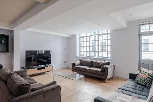 Law & Order - Farringdon - by Frankie Says Apartment in London Borough of Islington
