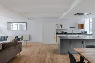 Law & Order - Farringdon - by Frankie Says Apartment in London Borough of Islington